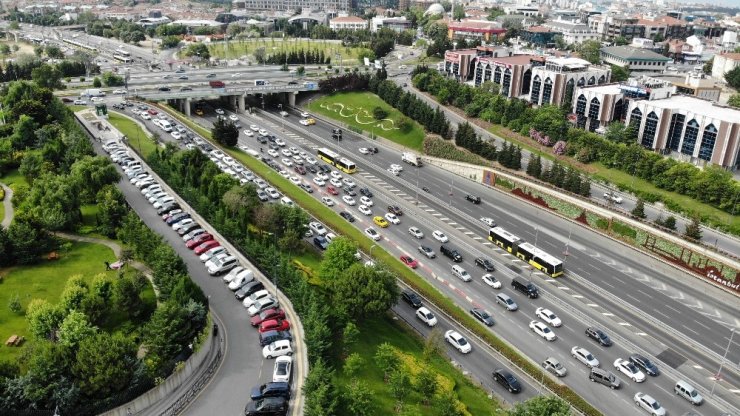 Bayram tatili sonrası oluşan trafik yoğunluğu havadan görüntülendi