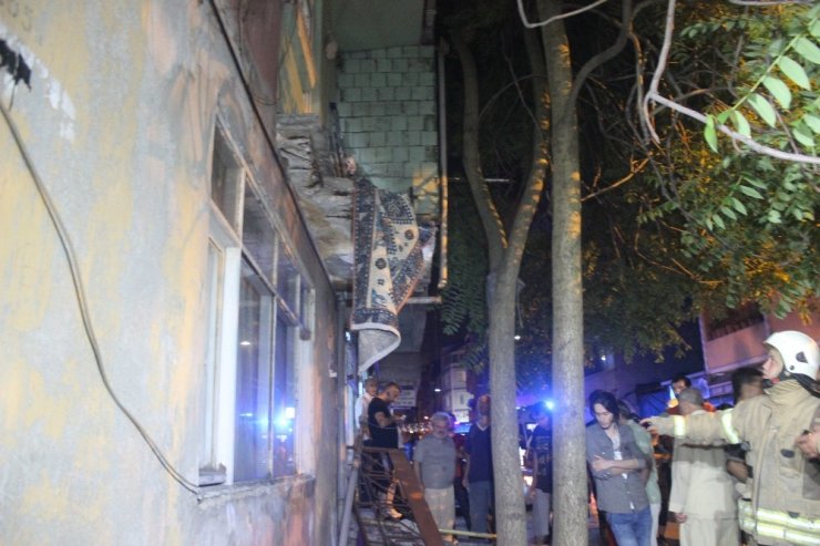 Beyoğlu’nda  Balkon Çöktü