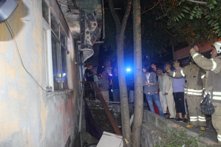 Beyoğlu’nda  Balkon Çöktü