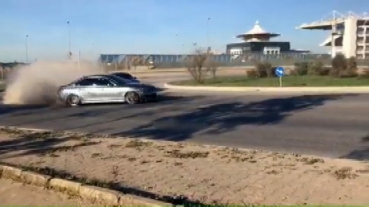 Trafikteki lüks araçların tehlikeli drift şovu kamerada