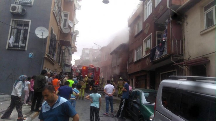 Beyoğlu’nda bina yandı, bütün mahalleyi duman sardı