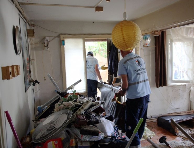 Kartal Belediyesi selden zarar gören vatandaşların yardımına koştu