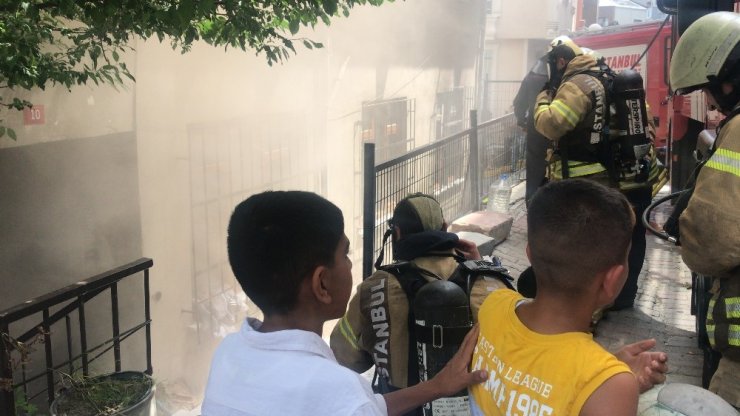 Şişli’de evi yanan engelli kadını ve çocuklarını vatandaşlar kurtardı