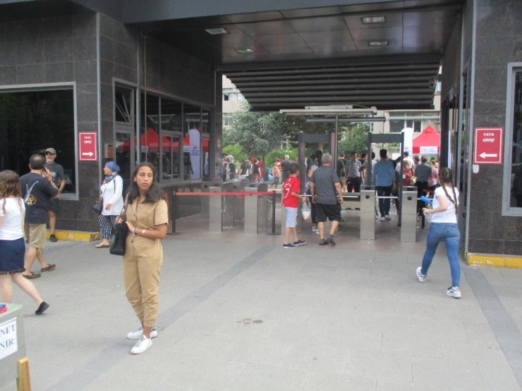 YKS sınavı için koşarak okula gelen öğrenciler sınava son anda yetişti