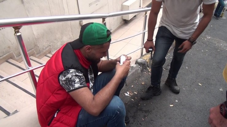 Taksim’de yüzüne tiner atılan kişi yaralandı