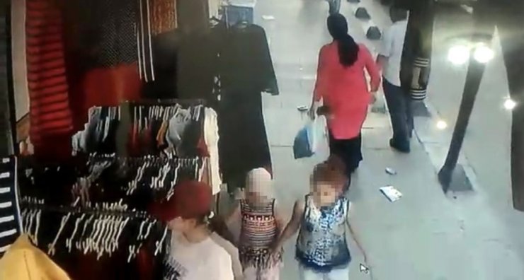 Çocuk hırsız 5 yaşındaki kardeşinin elini tutarak iş yerinden çıktı