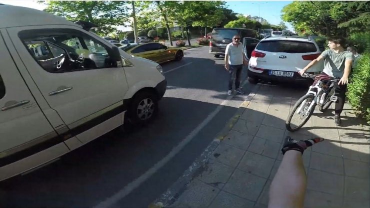 Otomobilini kaldırıma park eden sürücü, tepki gösteren bisikletlilerin üzerine yürüdü