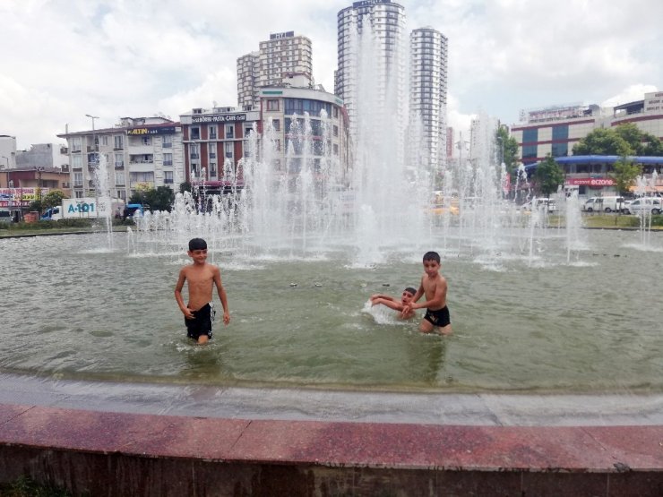 Çocukların süs havuzunda tehlikeli oyunu