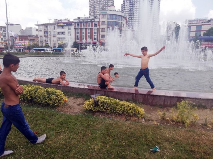 Çocukların süs havuzunda tehlikeli oyunu