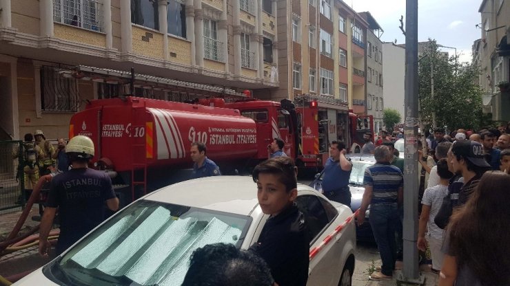 Küçükçekmece’de yangın paniği, mahalleli sokağa döküldü