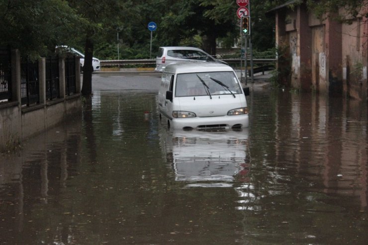 Beykoz’da yoğun yağış nedeniyle yolda oluşan su birikintisi havadan görüntülendi