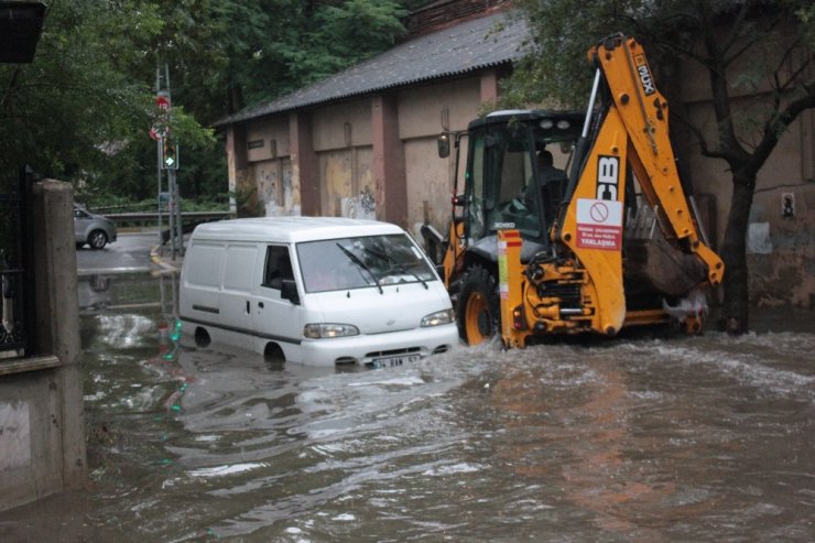 Beykoz’da yoğun yağış nedeniyle yolda oluşan su birikintisi havadan görüntülendi