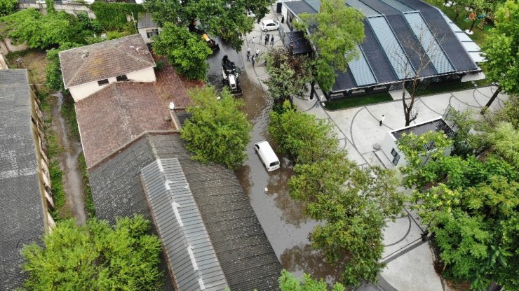 Beykoz’da yoğun yağış nedeniyle yolda oluşan su birikintisi havadan görüntülendi