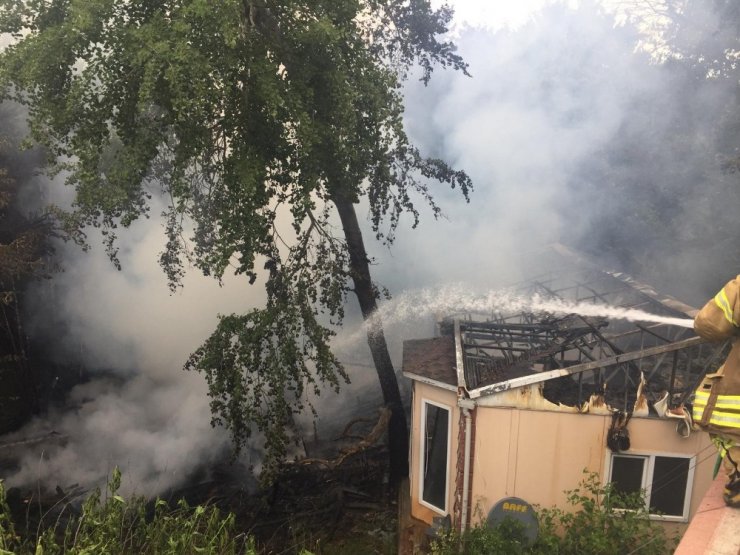 Çekmeköy’de felçli vatandaşın orman içindeki barakası yandı