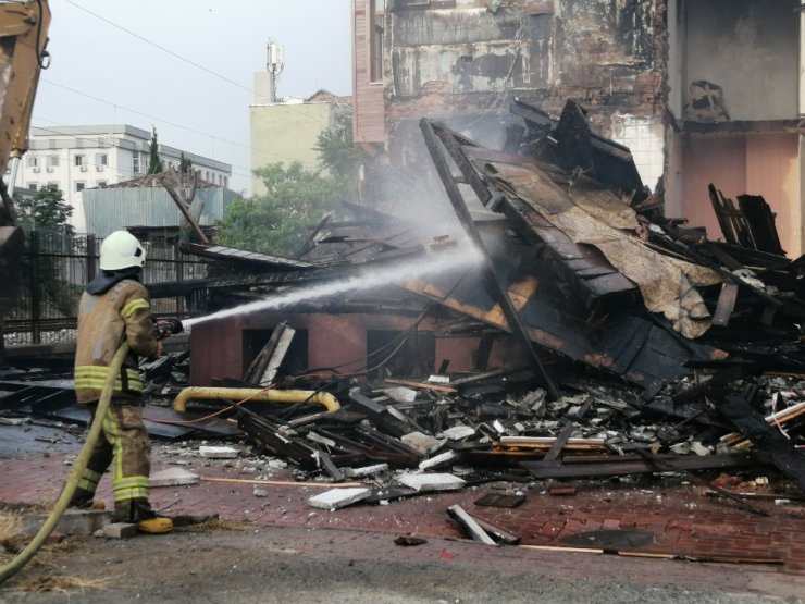 Samatya’da kül olan tarihi bina, ekiplerce kontrolü bir şekilde yıkıldı