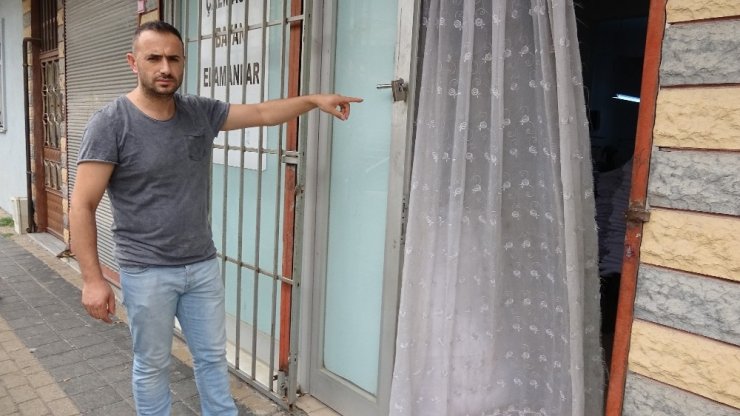 Sancaktepe’de hırsızların yoldan geçenlere aldırmadan atölyeyi soyduğu anlar kamerada