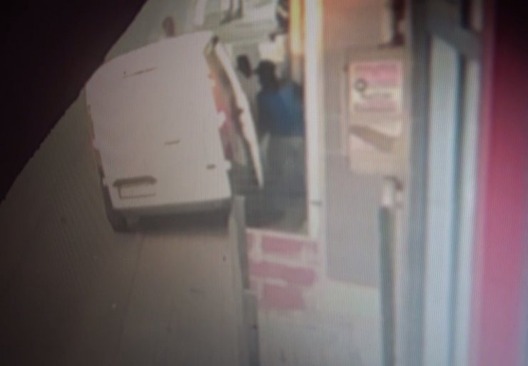 Sancaktepe’de hırsızların yoldan geçenlere aldırmadan atölyeyi soyduğu anlar kamerada