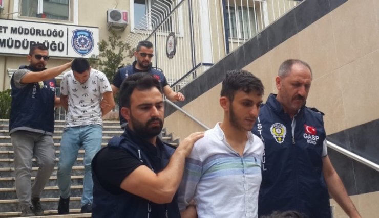 Şişli’de motosikletli gaspçılar güvenlik kamerasında