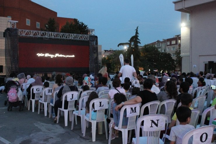 Zeytinburnu’nda açık havada sinema keyfi