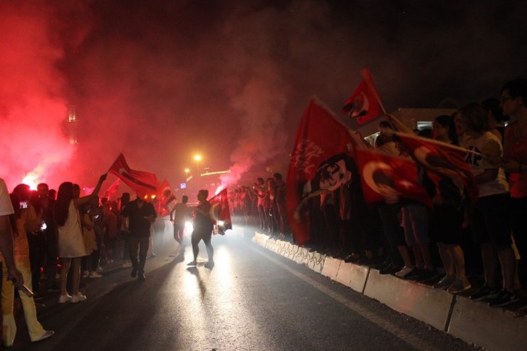 İmamoğlu’nun seçimi kazanması İBB önünde ve Beşiktaş’ta kutlandı