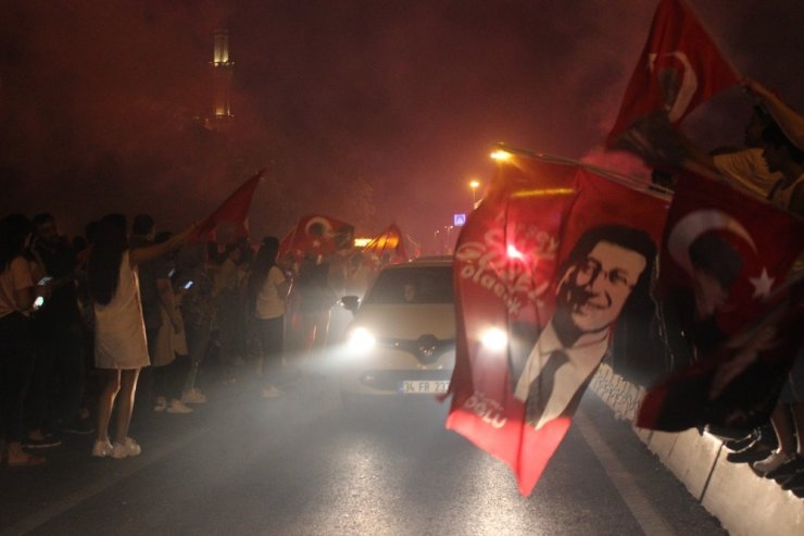 İmamoğlu’nun seçimi kazanması İBB önünde ve Beşiktaş’ta kutlandı