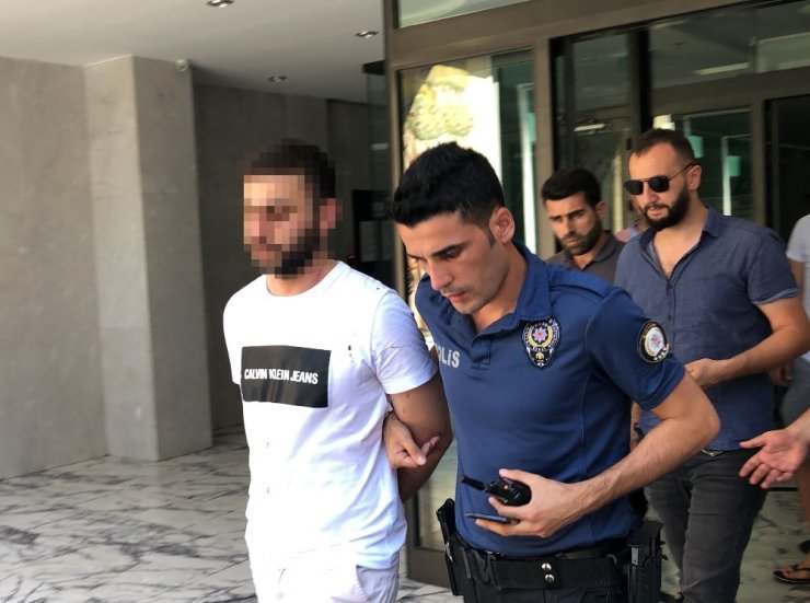 Misafirliğe gittiği evde arkadaşını bıçakladı