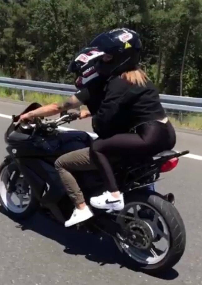 Seyir halindeki motosiklette kız arkadaşının üzerinden atlayıp gidonun başına geçen maganda kamerada