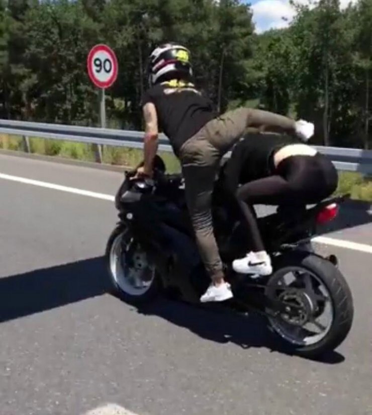 Seyir halindeki motosiklette kız arkadaşının üzerinden atlayıp gidonun başına geçen maganda kamerada