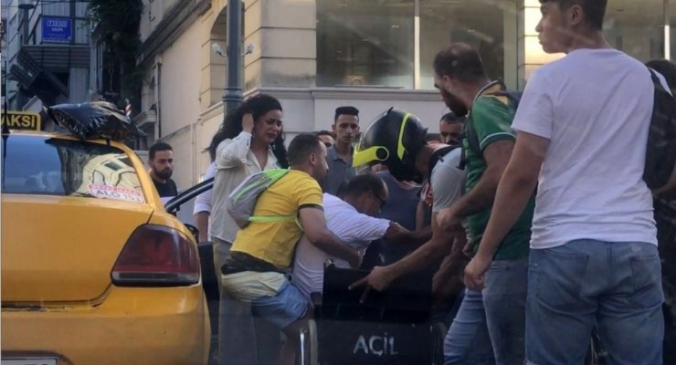 Taksim’de taksicinin ihmali engelli adamı yaralıyordu