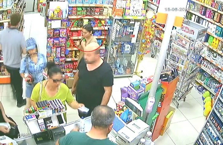 Zeytinburnu’nda kadın hırsızlar kamerada