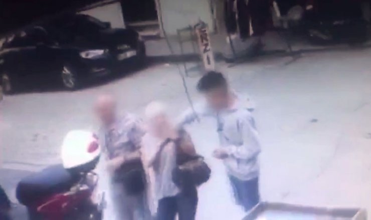 Fatih’te yaşlı turistleri hedef alan kapkaççı kamerada