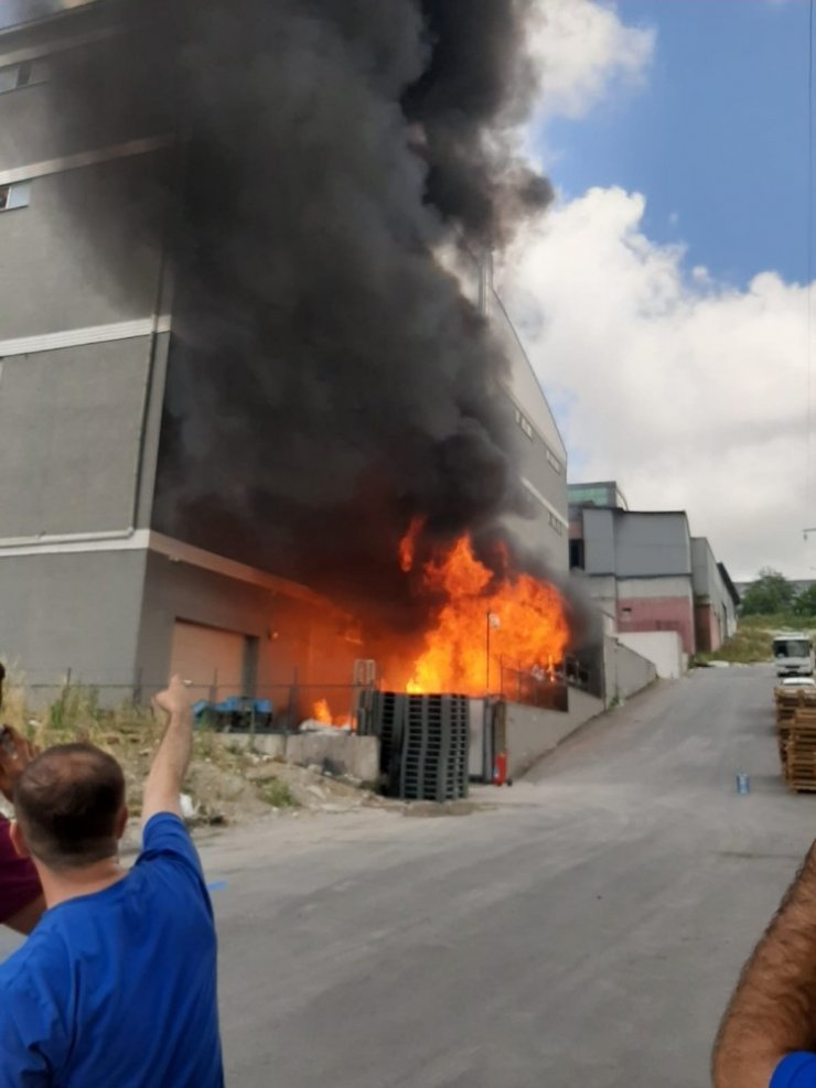 Hadımköy’deki fabrika yangını havadan görüntülendi