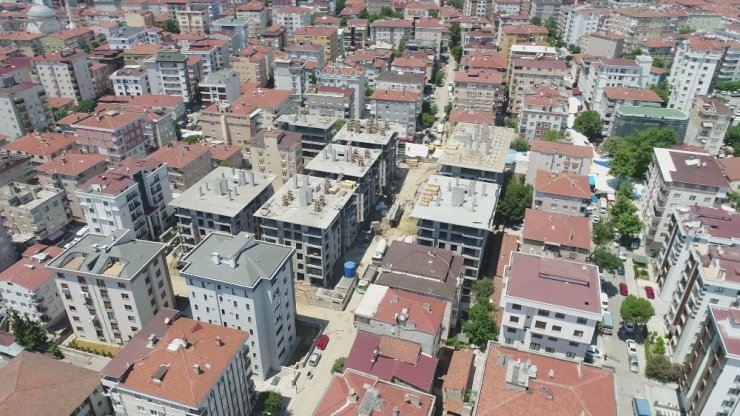 Kartal’da yıkılan binaların yerine yeni yapılan binaların çatıları yapılmaya başlandı