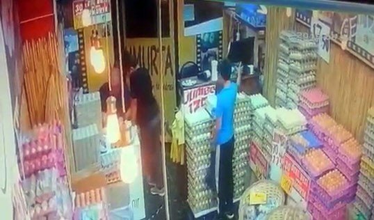 Sadaka kutusu hırsızları kamerada