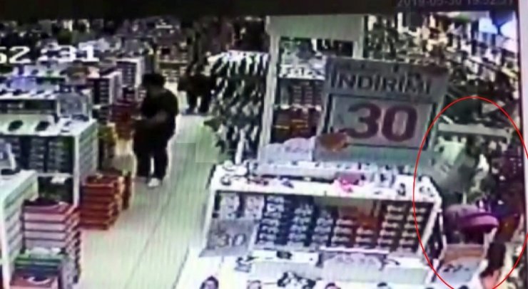AVM’deki mağazada bebek pusetinden 20 bin lira çalan hırsızlar kamerada