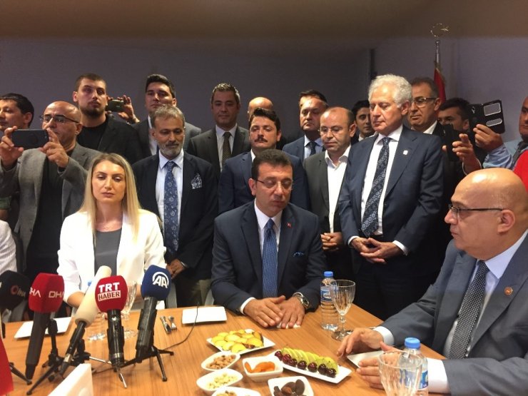 İstanbul Büyükşehir Belediye Başkanı Ekrem İmamoğlu mazbatasını aldı