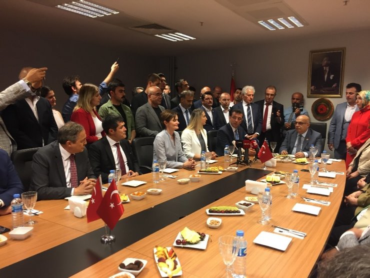 İstanbul Büyükşehir Belediye Başkanı Ekrem İmamoğlu mazbatasını aldı