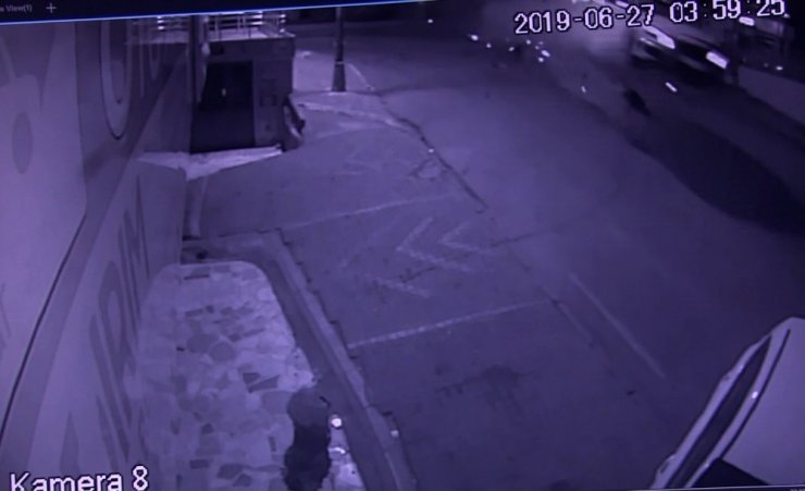 Polisten kaçan otomobil yayaların arasına böyle daldı