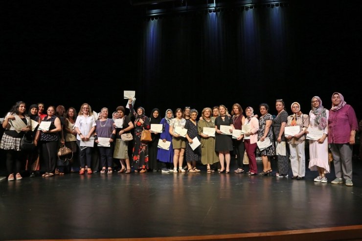 Ataşehir’de 750 kursiyer sertifikalarını aldı