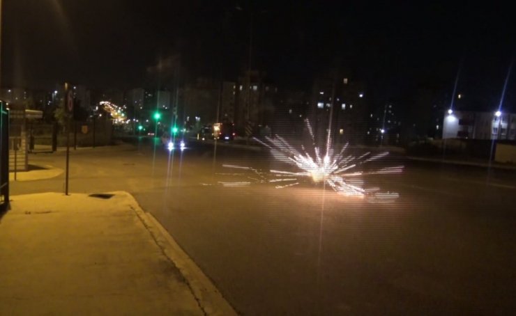 İstanbul’da otomobile "havai fişek" mekanizması yapan gençler trafikte terör estirdi