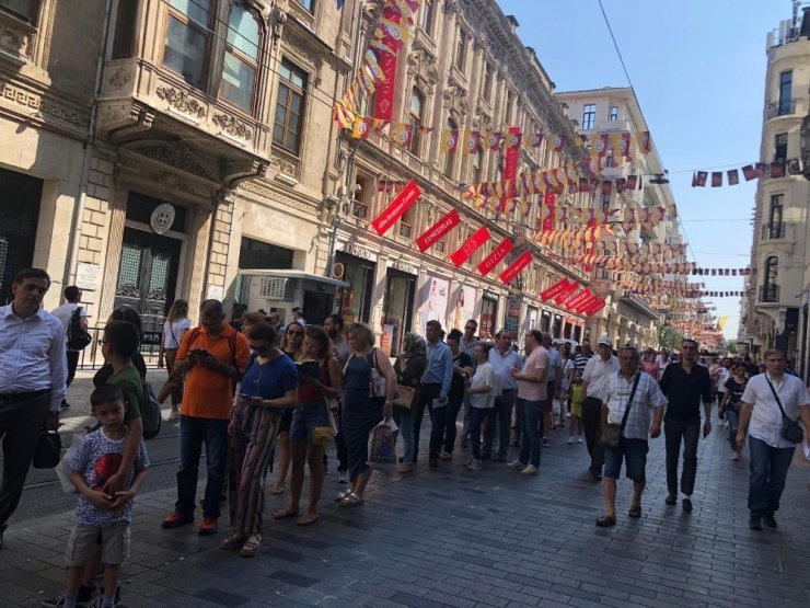 İstiklal Caddesi’nde “istikbal” kuyruğu