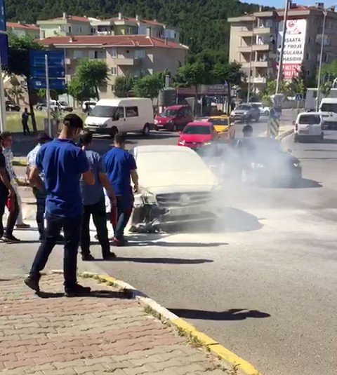 Lüks otomobilin yol ortasında yandığı anlar kamerada