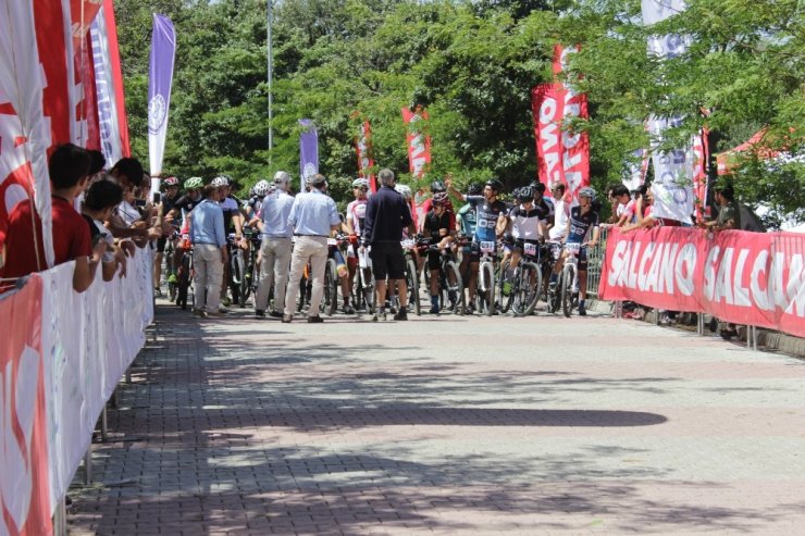 Arnavutköy’de bisikletçiler kıyasıya yarıştı