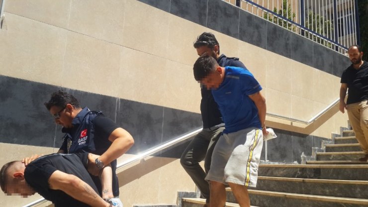 Esenyurt’ta sahte polislerden gasp