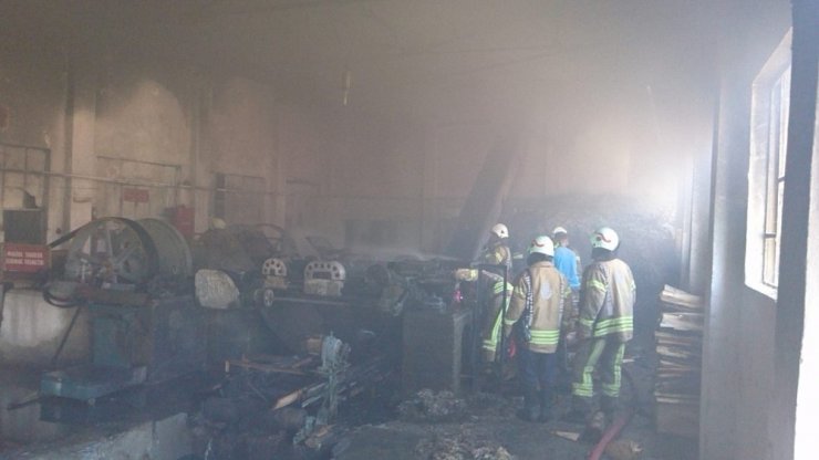 Kartal’da izolasyon malzemesi üretilen atölyede yangın