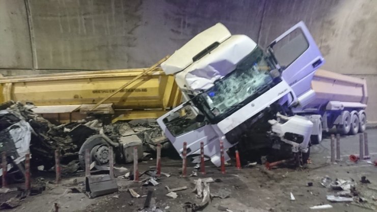 Sabiha Gökçen Havalimanı bağlantı yolundaki tünelde feci kaza