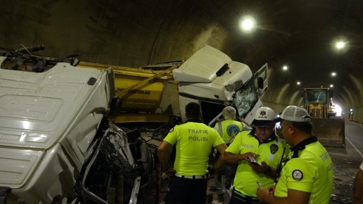 Tünel’de ters yöne giren kamyon ortalığı savaş alanına çevirdi: 5 yaralı