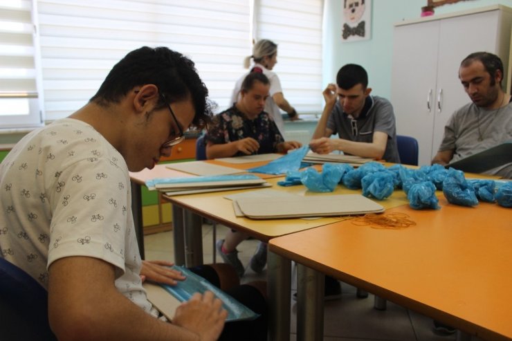 Zeytinburnu’nda engelli çocuklar hem üretiyor hem tedavi oluyor