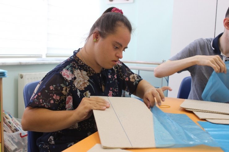 Zeytinburnu’nda engelli çocuklar hem üretiyor hem tedavi oluyor