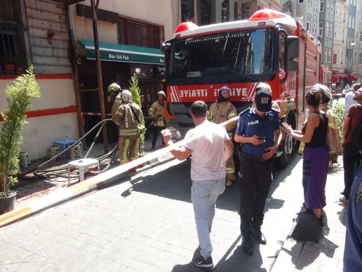 Beyoğlu’nda yanan binadan yere düşen cam parçaları paniğe neden oldu